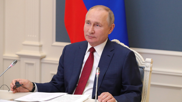 &laquo;Больше водки поможет миру&raquo;: модератор ПМЭФ оценил шутку Путина