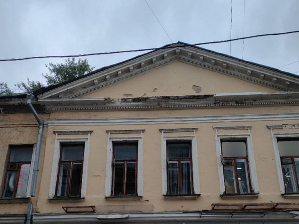 Здание 1840 года в центре Москвы начало рушиться на головы прохожим Здание 1840 года в центре Москвы начало рушиться на головы прохожим