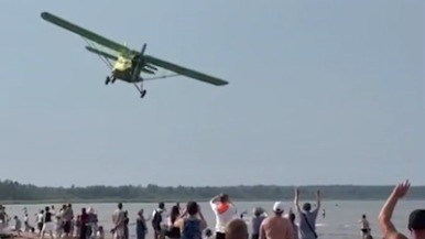 Частный самолет низко пролетел над пляжем на берегу Ладожского озера (видео) Частный самолет низко пролетел над пляжем на берегу Ладожского озера (видео)