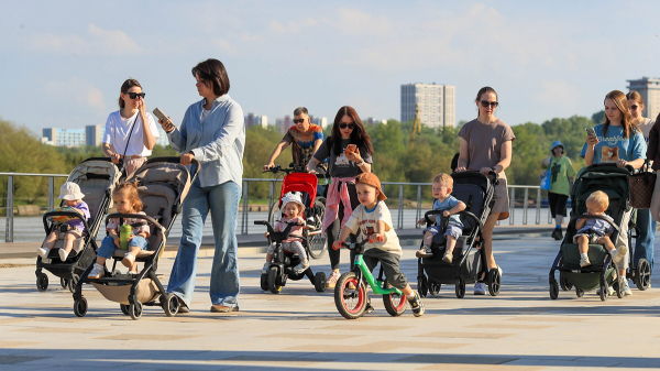 В Госдуме предложили продлить пособие по уходу за ребенком до трех лет